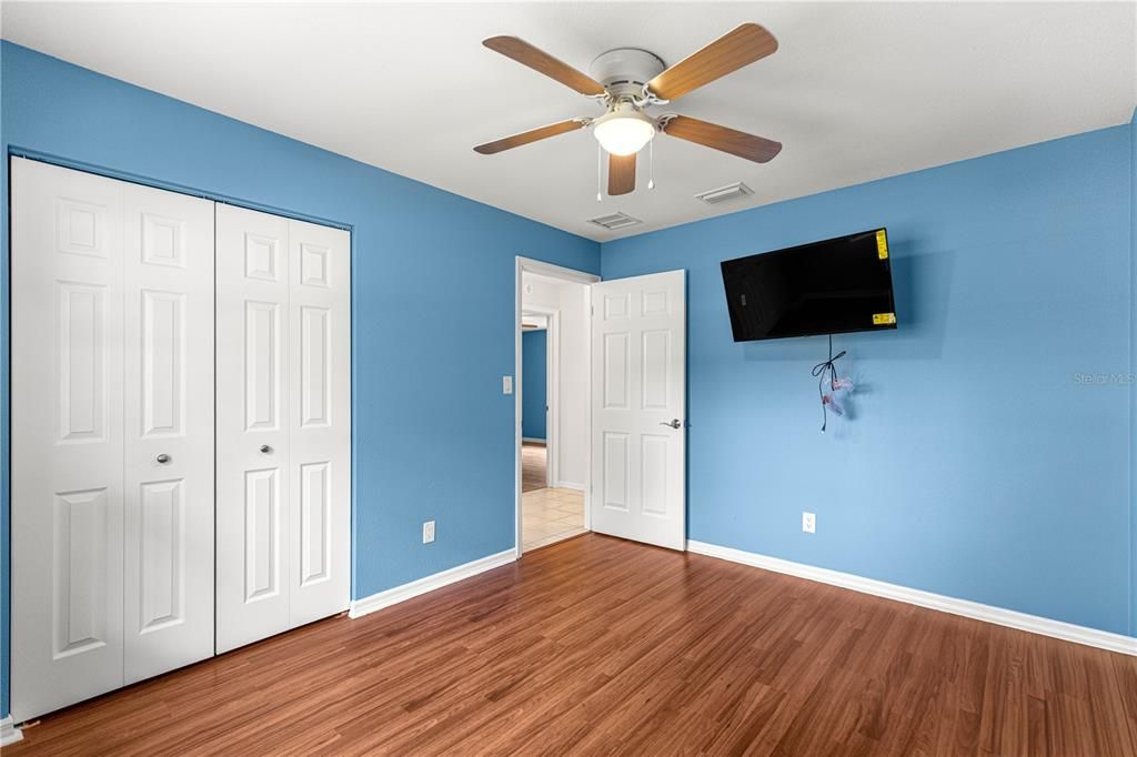 Activo con contrato: $410,000 (3 camas, 2 baños, 1669 Pies cuadrados)