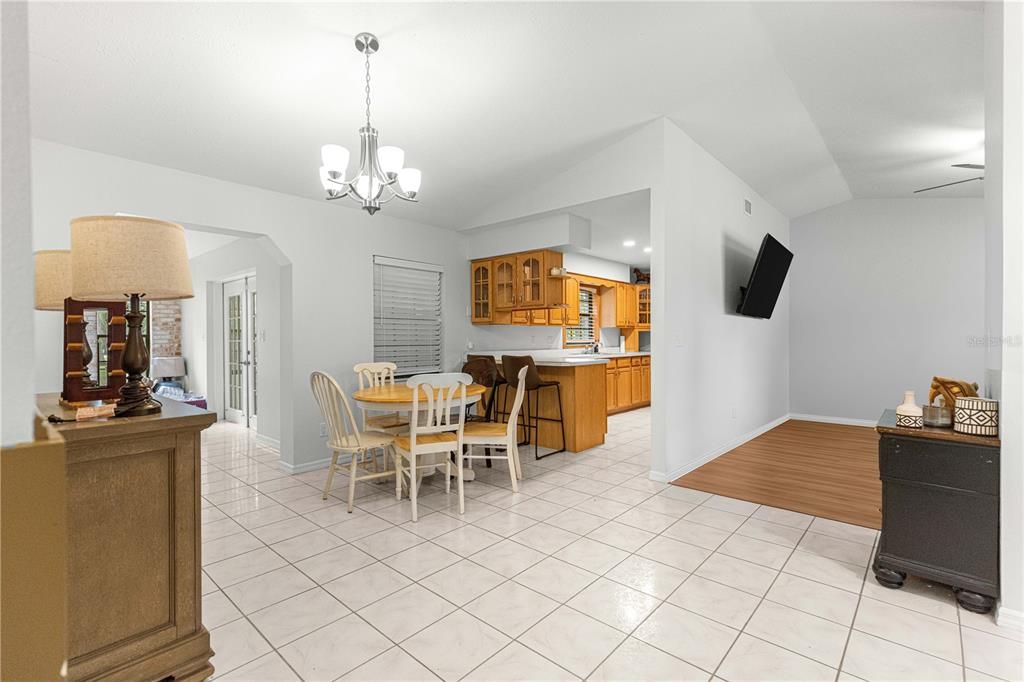 Activo con contrato: $410,000 (3 camas, 2 baños, 1669 Pies cuadrados)