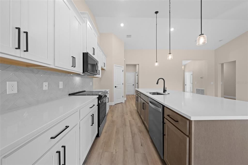 En Venta: $640,000 (4 camas, 2 baños, 1956 Pies cuadrados)