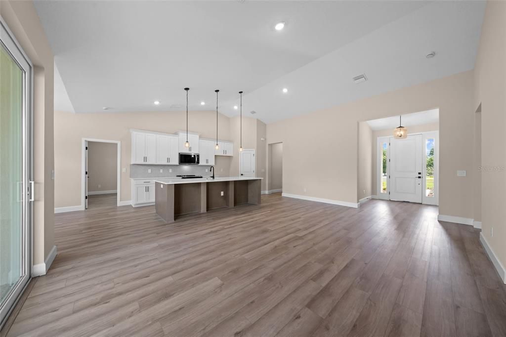 En Venta: $640,000 (4 camas, 2 baños, 1956 Pies cuadrados)