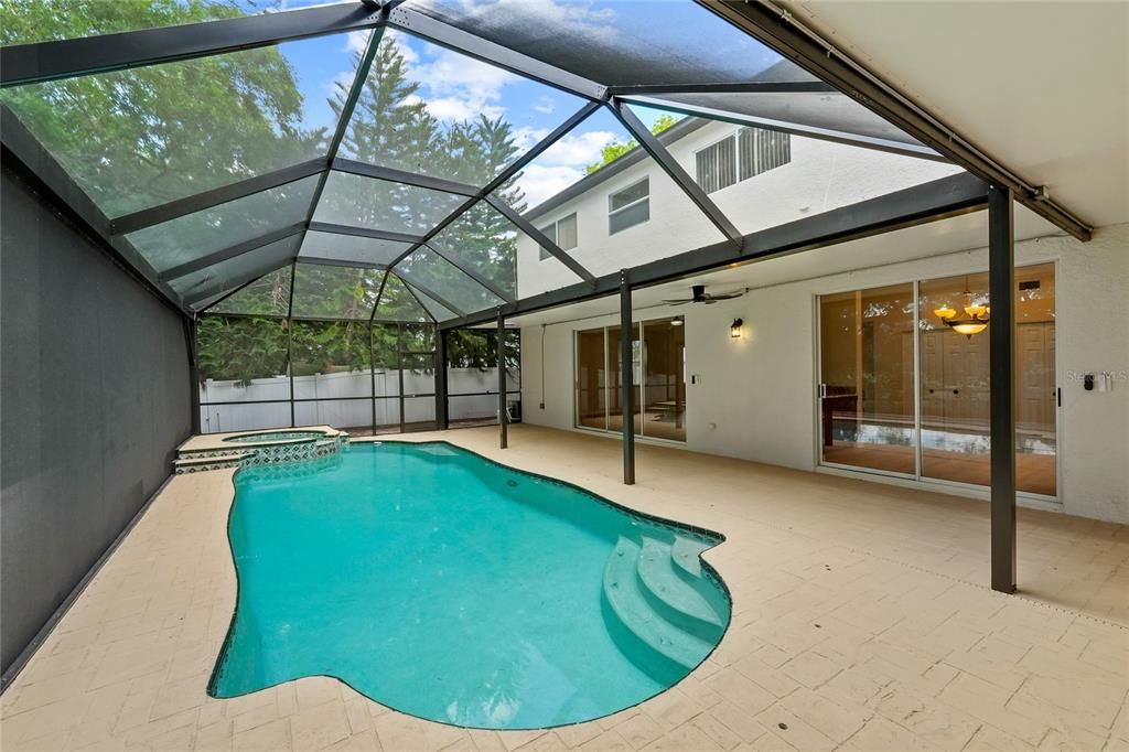 Activo con contrato: $869,000 (4 camas, 2 baños, 3694 Pies cuadrados)