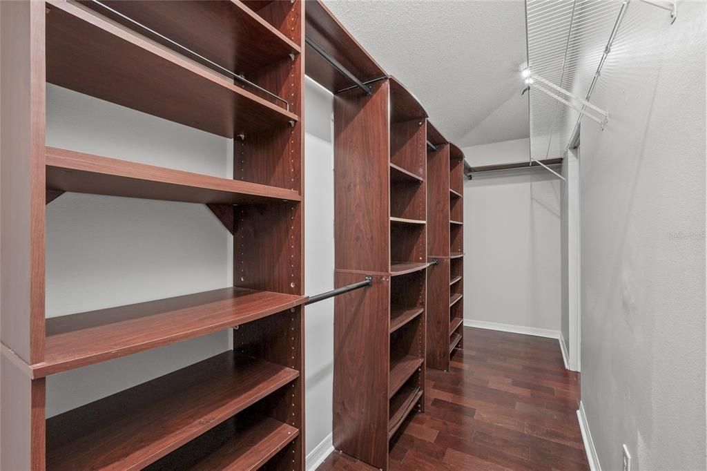Activo con contrato: $869,000 (4 camas, 2 baños, 3694 Pies cuadrados)