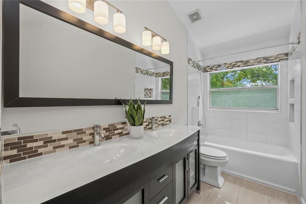 Activo con contrato: $869,000 (4 camas, 2 baños, 3694 Pies cuadrados)