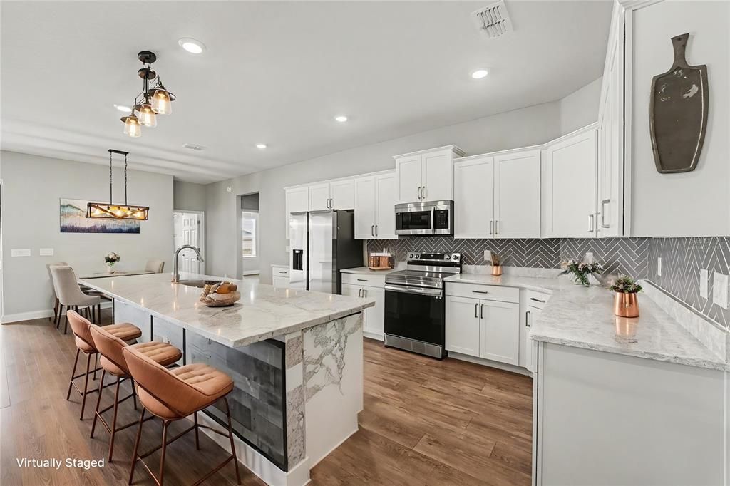 Activo con contrato: $499,990 (4 camas, 3 baños, 2566 Pies cuadrados)