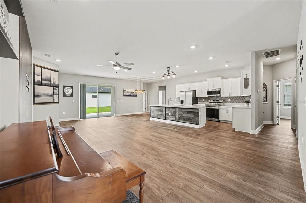 Activo con contrato: $499,990 (4 camas, 3 baños, 2566 Pies cuadrados)