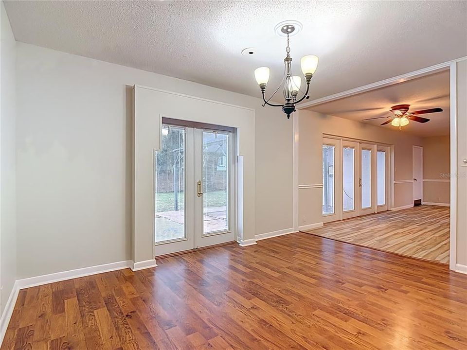 Под контрактом: $389,999 (3 спален, 2 ванн, 1848 Квадратных фут)