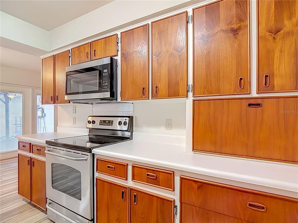Под контрактом: $389,999 (3 спален, 2 ванн, 1848 Квадратных фут)
