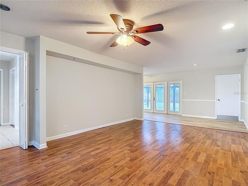Под контрактом: $389,999 (3 спален, 2 ванн, 1848 Квадратных фут)