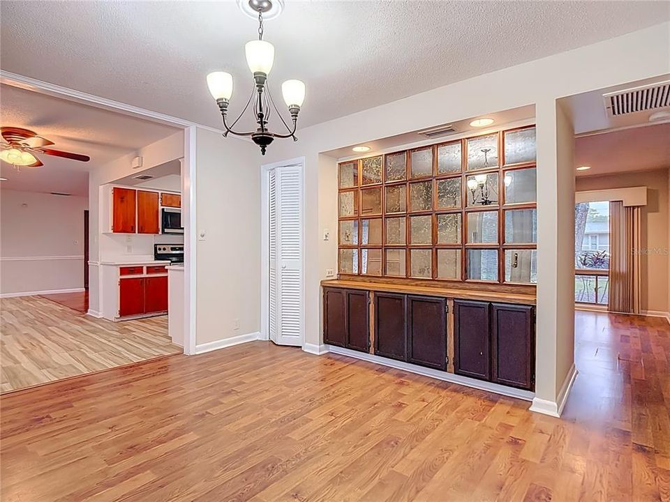 Под контрактом: $389,999 (3 спален, 2 ванн, 1848 Квадратных фут)