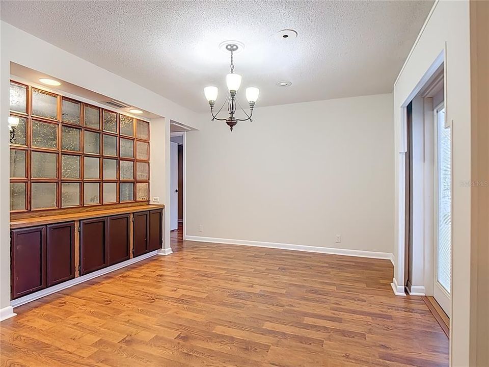 Под контрактом: $389,999 (3 спален, 2 ванн, 1848 Квадратных фут)