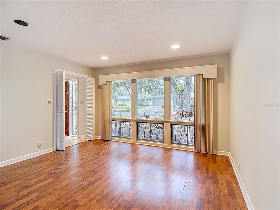 Под контрактом: $389,999 (3 спален, 2 ванн, 1848 Квадратных фут)
