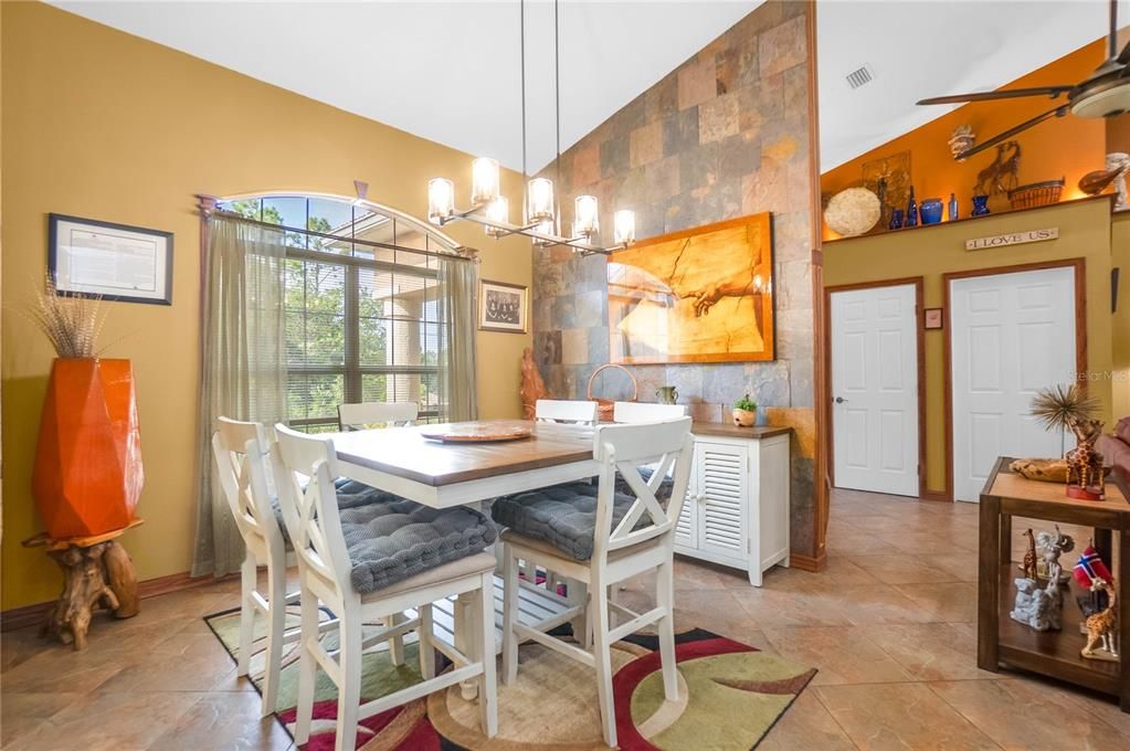 Activo con contrato: $399,900 (3 camas, 2 baños, 2099 Pies cuadrados)