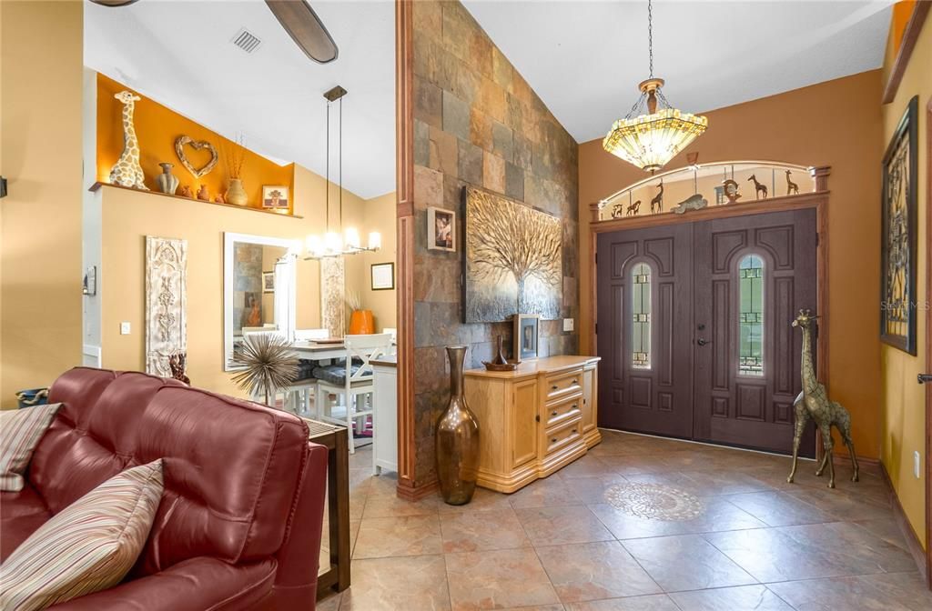 Activo con contrato: $399,900 (3 camas, 2 baños, 2099 Pies cuadrados)