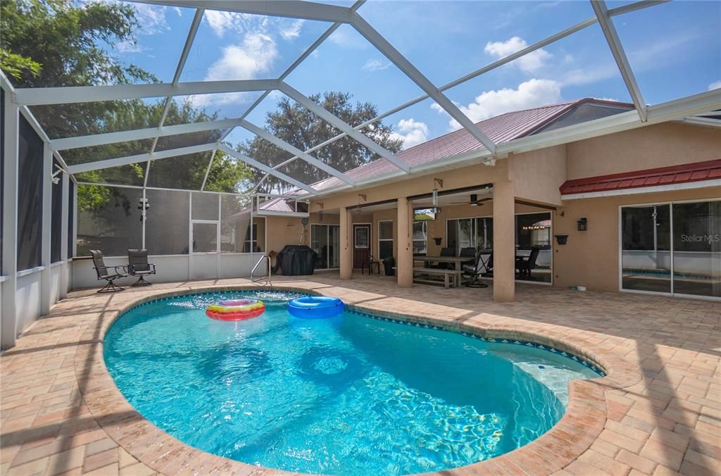 Activo con contrato: $399,900 (3 camas, 2 baños, 2099 Pies cuadrados)