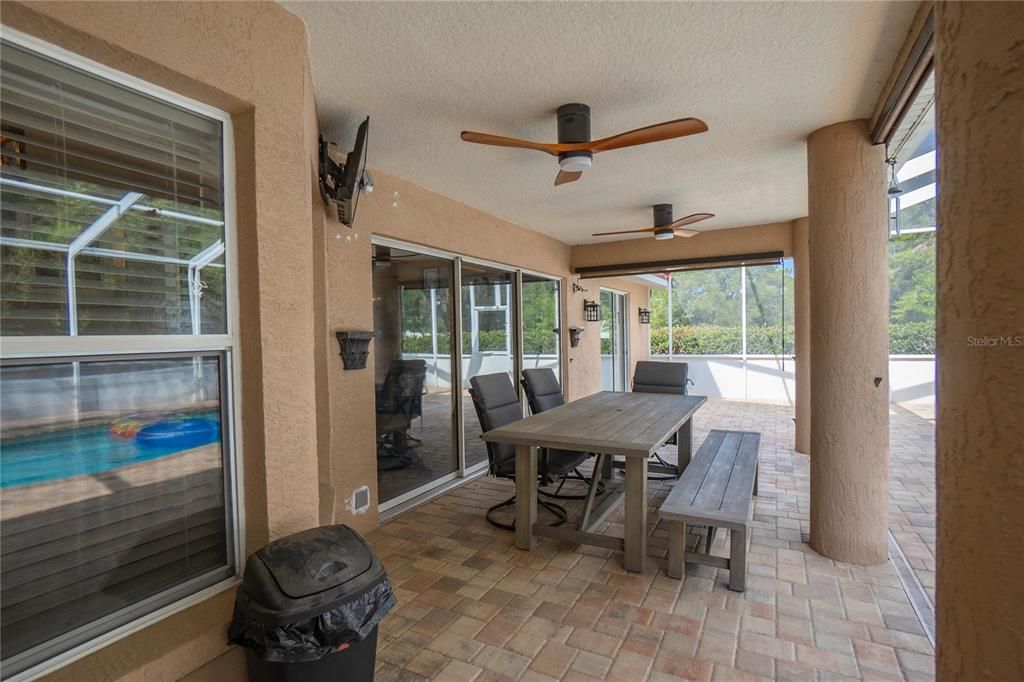Activo con contrato: $399,900 (3 camas, 2 baños, 2099 Pies cuadrados)
