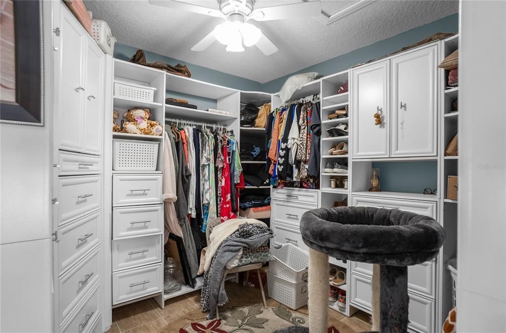 Activo con contrato: $399,900 (3 camas, 2 baños, 2099 Pies cuadrados)