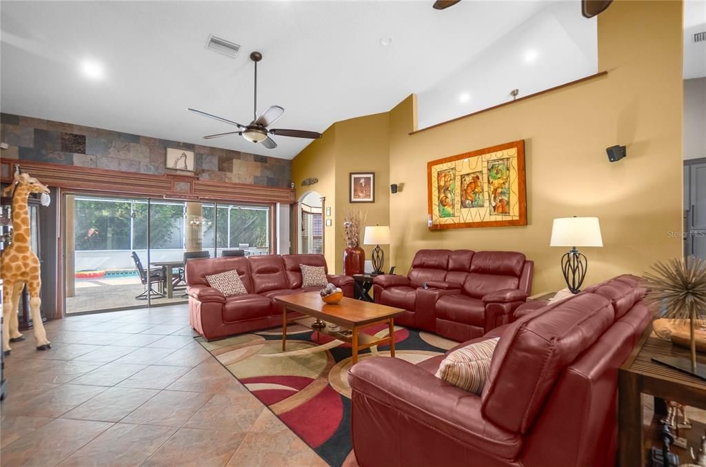 Activo con contrato: $399,900 (3 camas, 2 baños, 2099 Pies cuadrados)