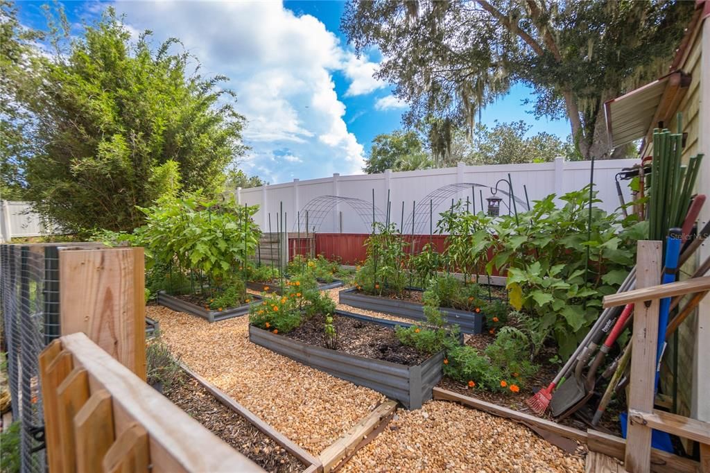 Activo con contrato: $399,900 (3 camas, 2 baños, 2099 Pies cuadrados)