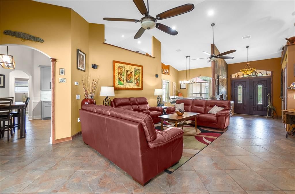 Activo con contrato: $399,900 (3 camas, 2 baños, 2099 Pies cuadrados)