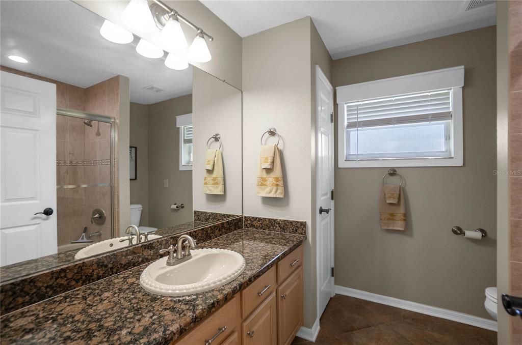 Activo con contrato: $399,900 (3 camas, 2 baños, 2099 Pies cuadrados)