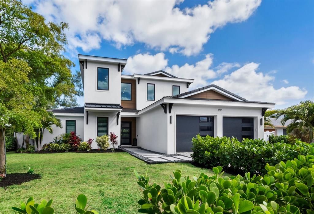 Под контрактом: $3,095,000 (5 спален, 4 ванн, 3267 Квадратных фут)