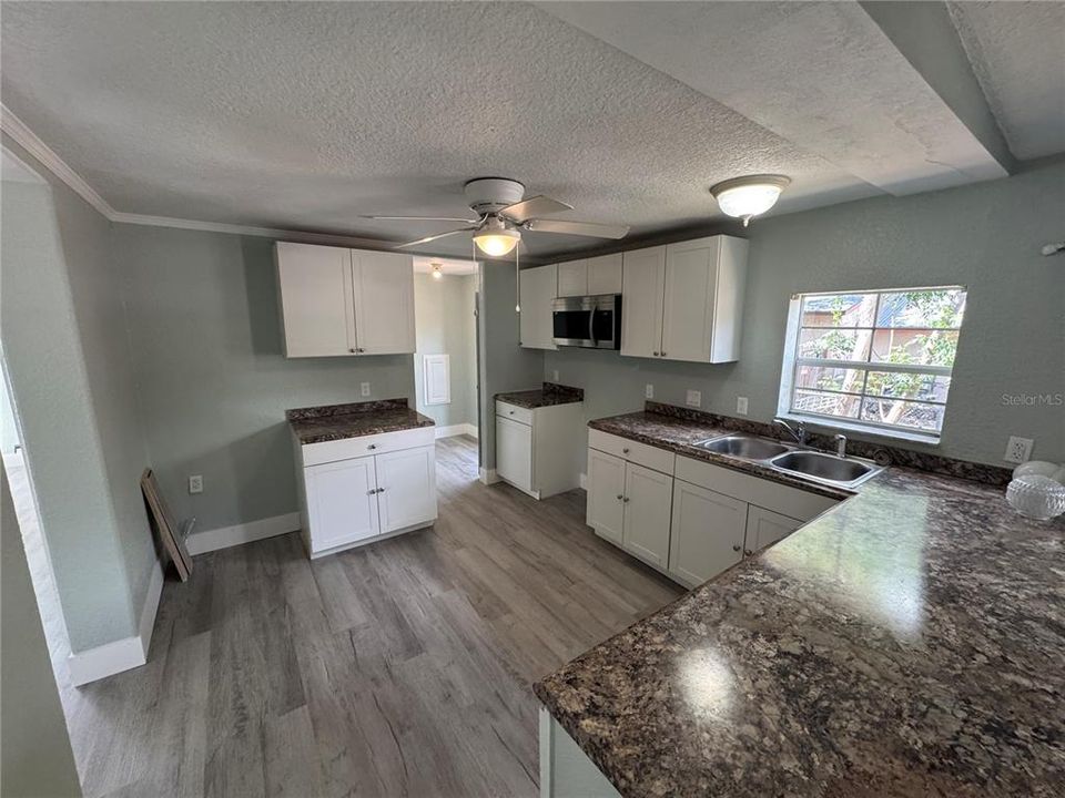 Active With Contract: $149,900 (3 beds, 2 baths, 1152 Square Feet)
