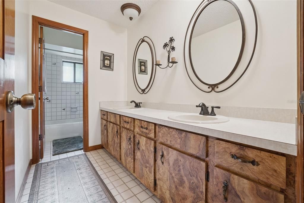 En Venta: $1,373,700 (4 camas, 2 baños, 2484 Pies cuadrados)
