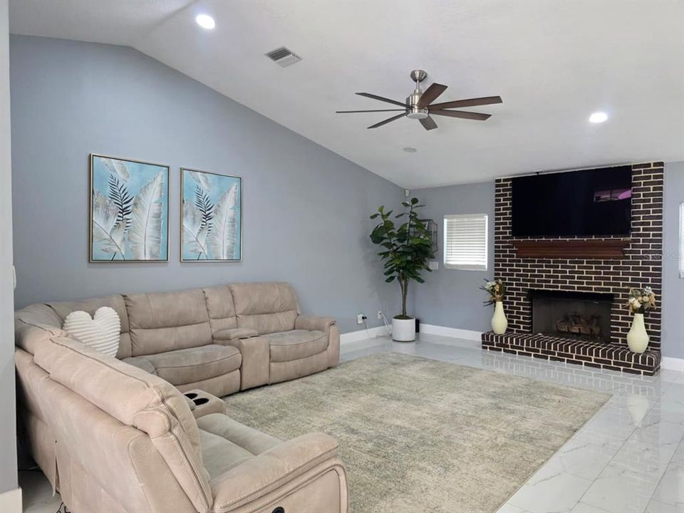 Activo con contrato: $499,900 (3 camas, 2 baños, 1736 Pies cuadrados)