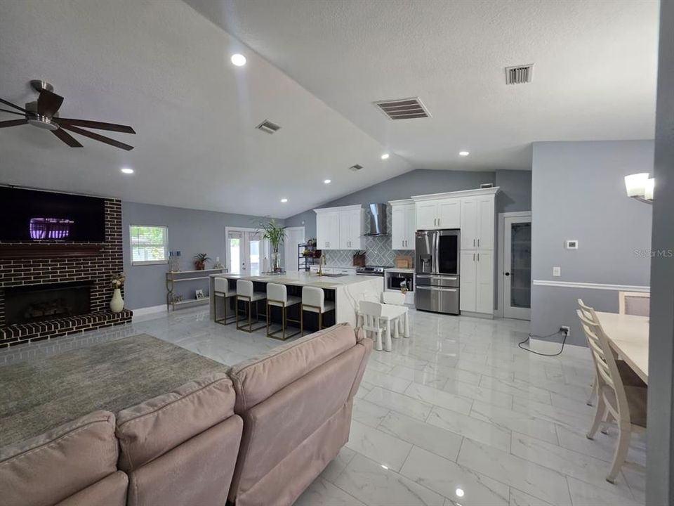 Activo con contrato: $499,900 (3 camas, 2 baños, 1736 Pies cuadrados)