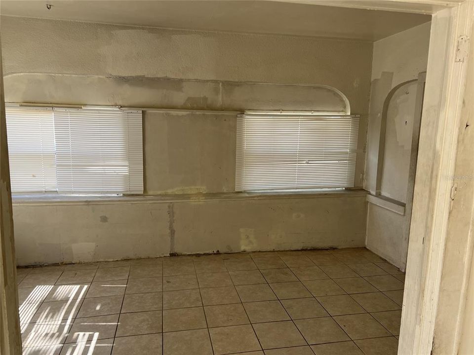 В аренду: $750 (2 спален, 1 ванн, 740 Квадратных фут)