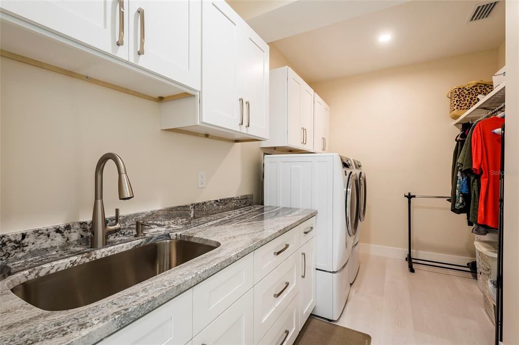 En Venta: $2,795,000 (3 camas, 3 baños, 4800 Pies cuadrados)
