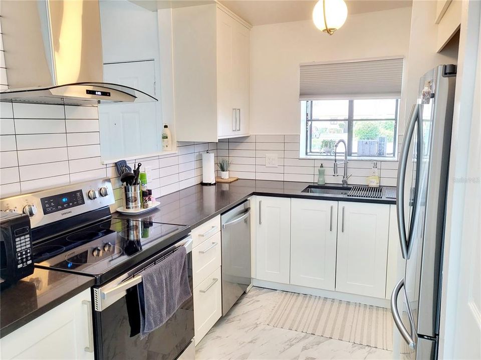 For Rent: $3,800 (1 beds, 1 baths, 693 Square Feet)
