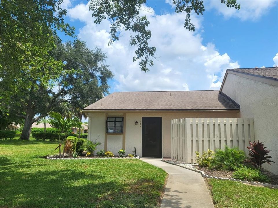 For Rent: $3,800 (1 beds, 1 baths, 693 Square Feet)