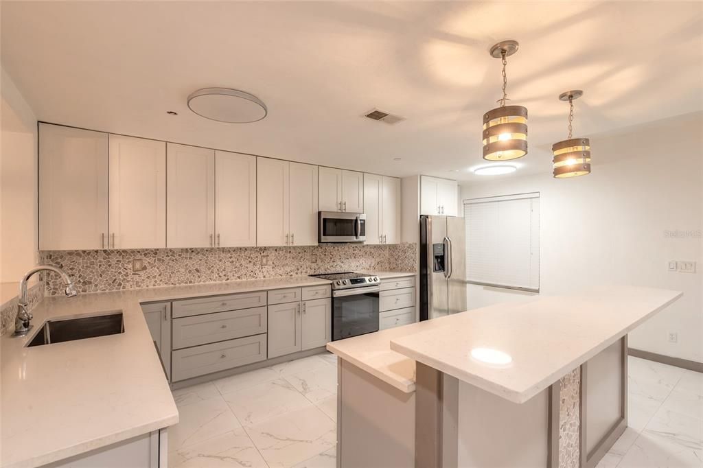 For Sale: $259,900 (2 beds, 2 baths, 1669 Square Feet)