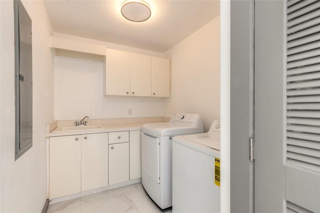 For Sale: $259,900 (2 beds, 2 baths, 1669 Square Feet)