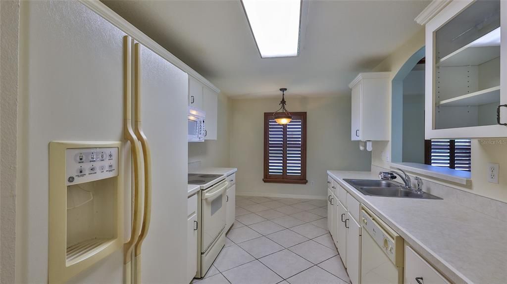 For Sale: $317,000 (2 beds, 2 baths, 2075 Square Feet)