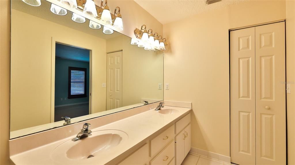 For Sale: $317,000 (2 beds, 2 baths, 2075 Square Feet)