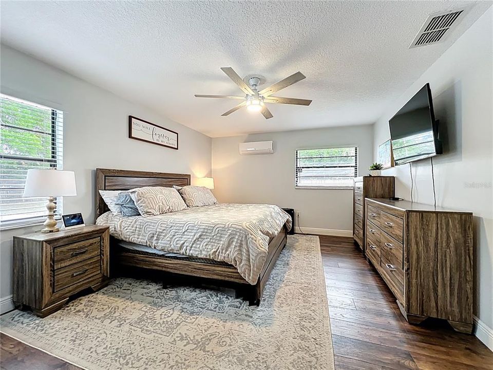 Activo con contrato: $599,900 (4 camas, 2 baños, 1922 Pies cuadrados)