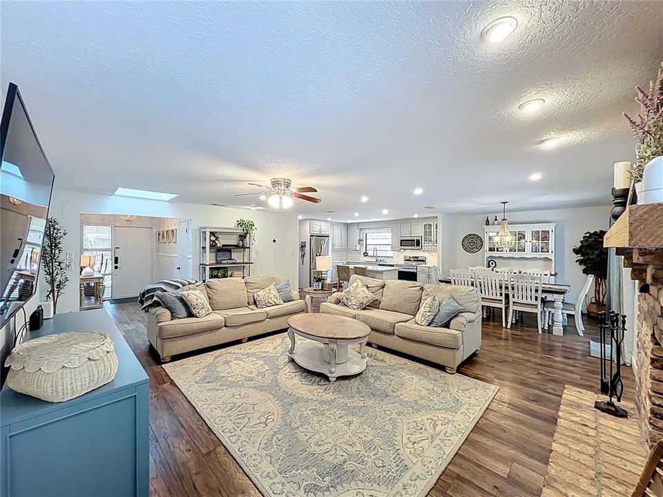 Activo con contrato: $599,900 (4 camas, 2 baños, 1922 Pies cuadrados)