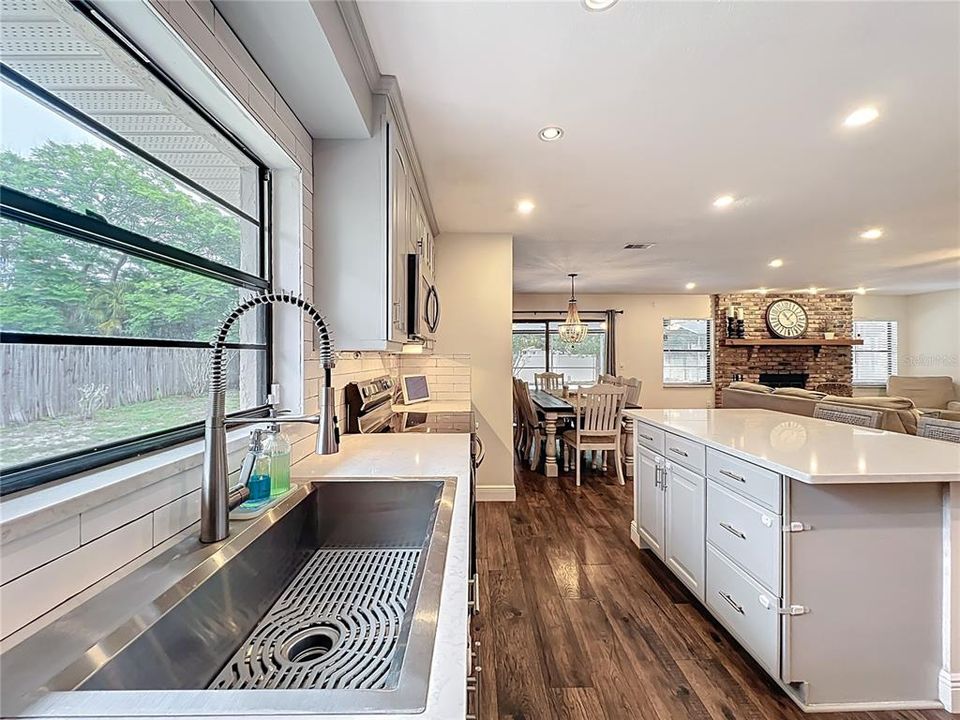 Activo con contrato: $599,900 (4 camas, 2 baños, 1922 Pies cuadrados)