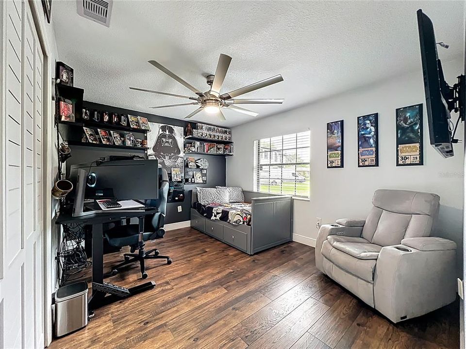 Activo con contrato: $599,900 (4 camas, 2 baños, 1922 Pies cuadrados)