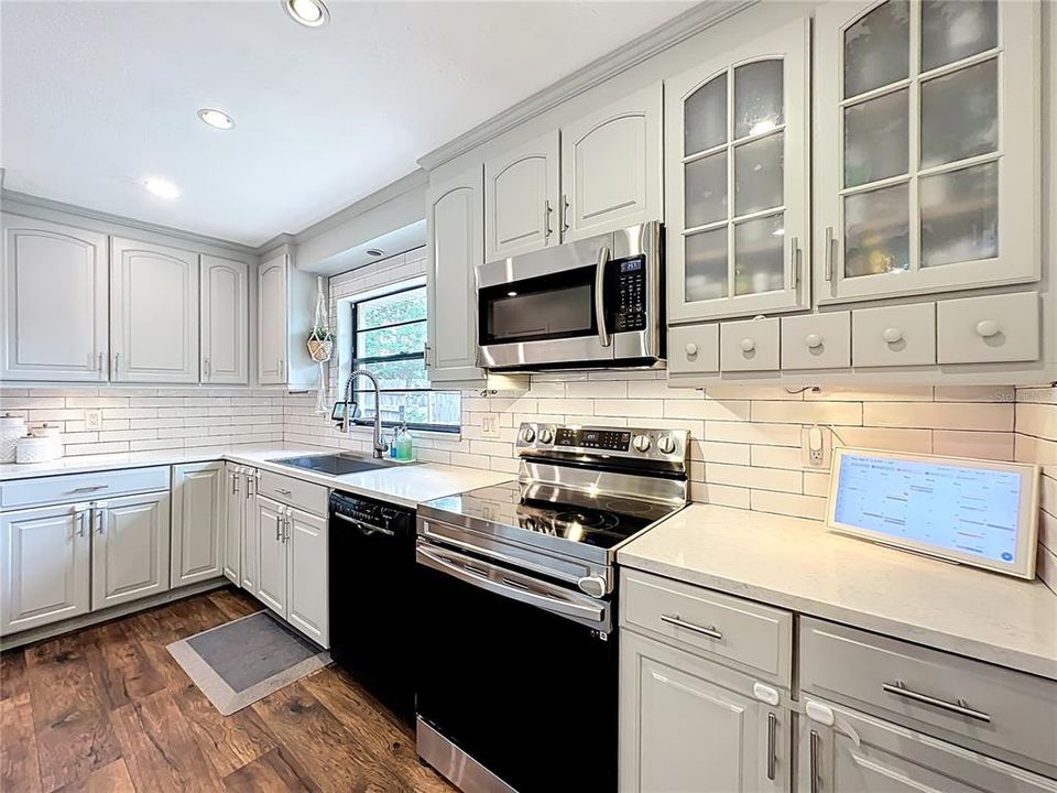 Activo con contrato: $599,900 (4 camas, 2 baños, 1922 Pies cuadrados)