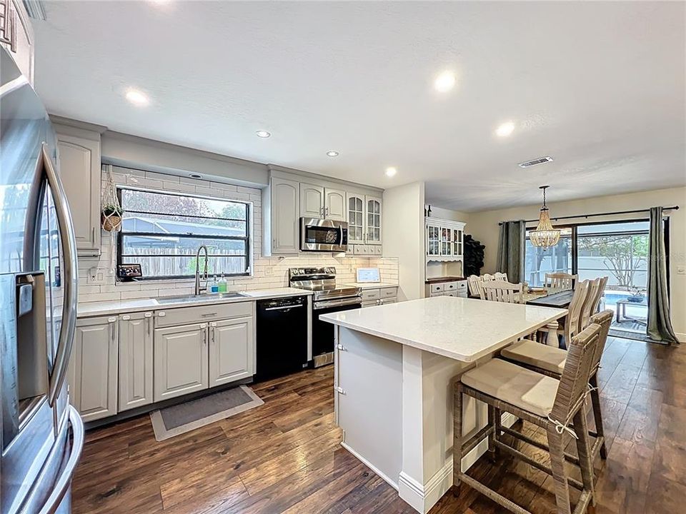 Activo con contrato: $599,900 (4 camas, 2 baños, 1922 Pies cuadrados)