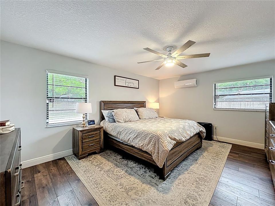 Activo con contrato: $599,900 (4 camas, 2 baños, 1922 Pies cuadrados)