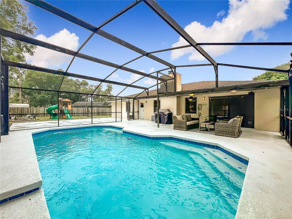 Activo con contrato: $599,900 (4 camas, 2 baños, 1922 Pies cuadrados)