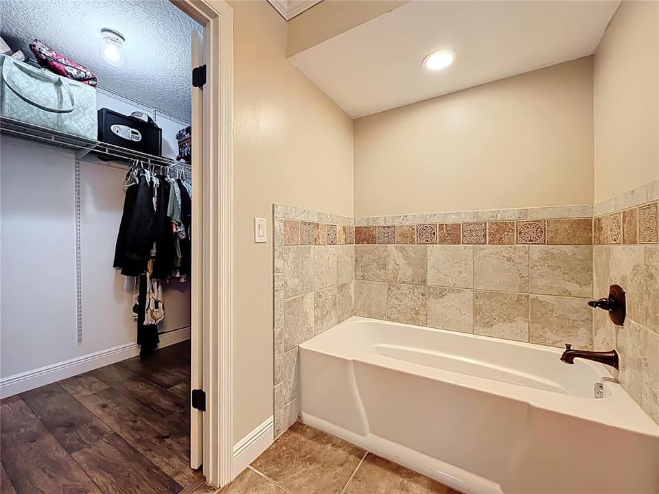 Activo con contrato: $599,900 (4 camas, 2 baños, 1922 Pies cuadrados)