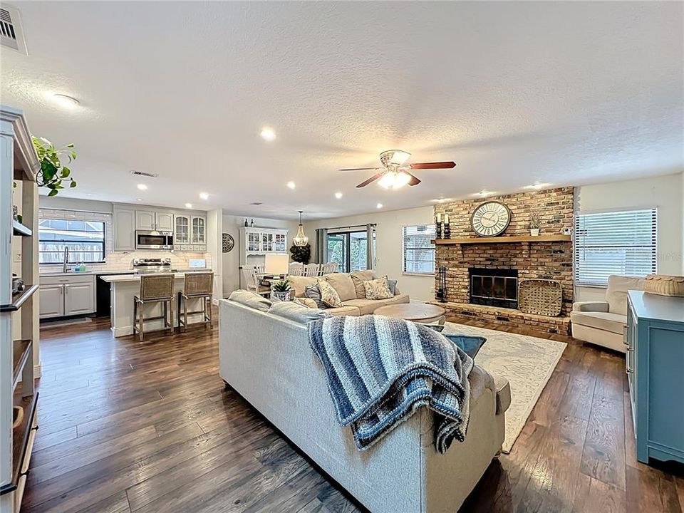Activo con contrato: $599,900 (4 camas, 2 baños, 1922 Pies cuadrados)
