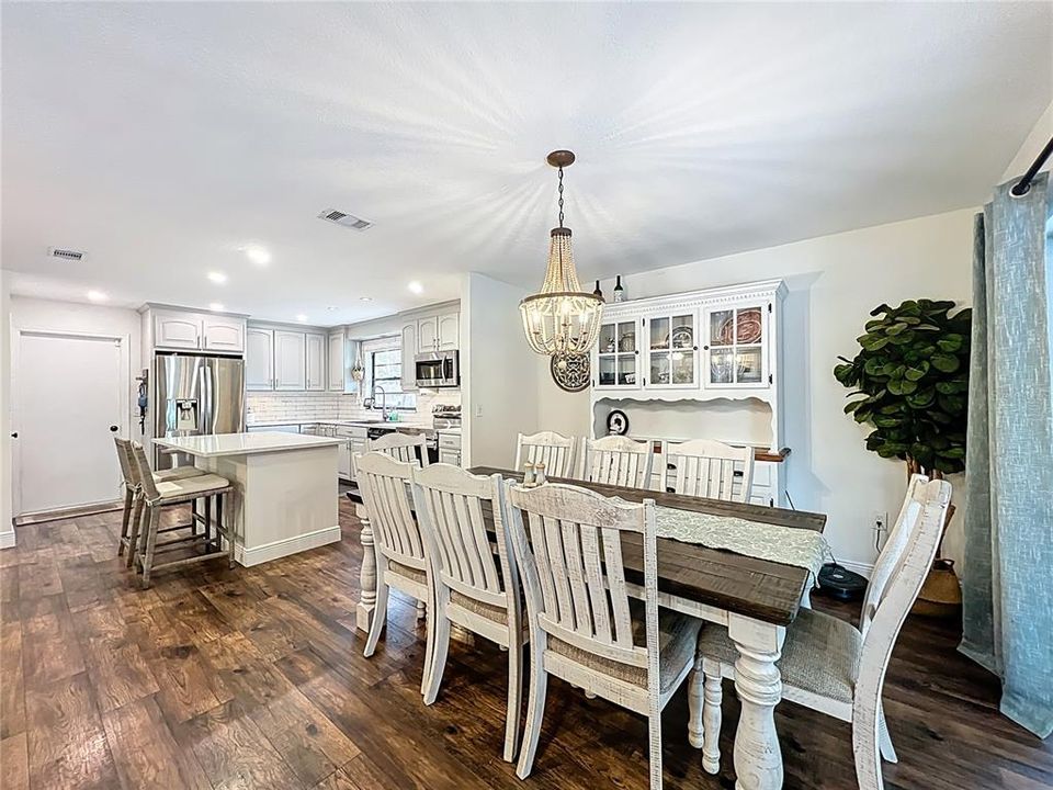 Activo con contrato: $599,900 (4 camas, 2 baños, 1922 Pies cuadrados)