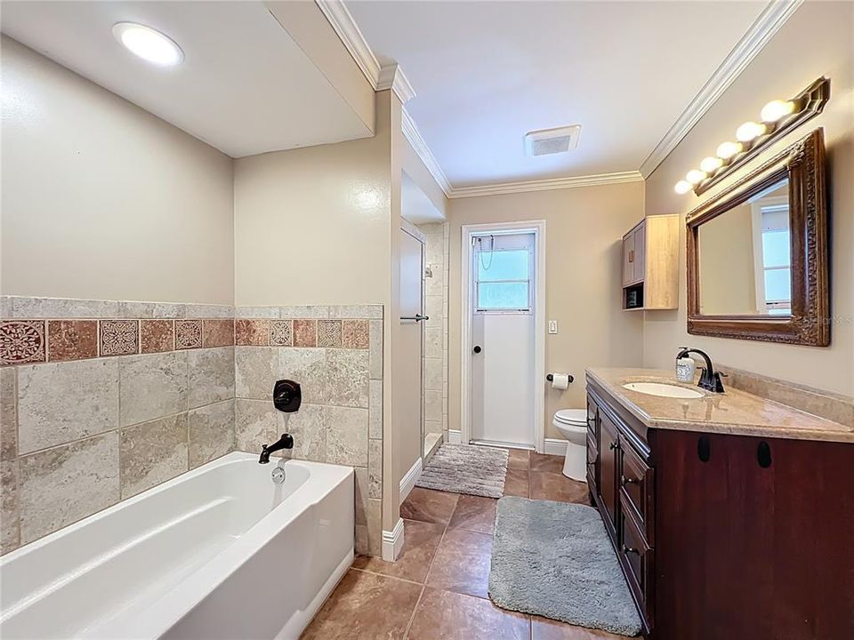 Activo con contrato: $599,900 (4 camas, 2 baños, 1922 Pies cuadrados)