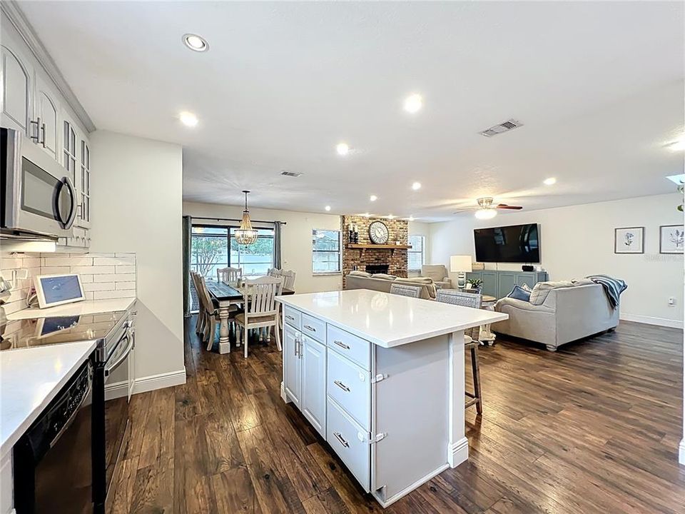 Activo con contrato: $599,900 (4 camas, 2 baños, 1922 Pies cuadrados)